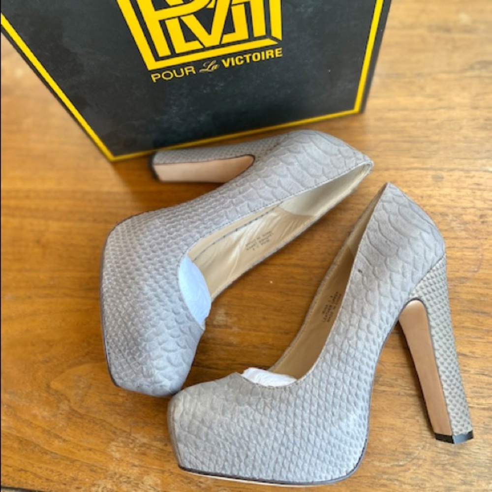 NIB | Pour La Victoire New Grey Snakeskin 🐍 Pumps - Picture 3 of 5